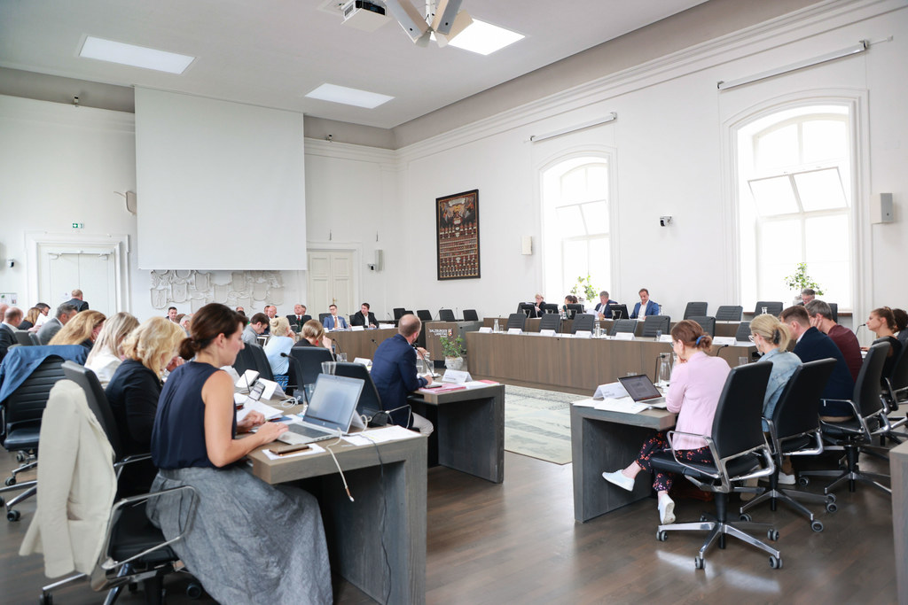 Bei den Ausschussberatungen des Salzburger Landtags wurden heute Nachmittag Beschlüsse zur Bahnstrecke Pass Lueg, der Tauern-Achse, der Bezahlkarte für Asylwerber und zur Veröffentlichung von Rechtsakten der Gemeinden getroffen.